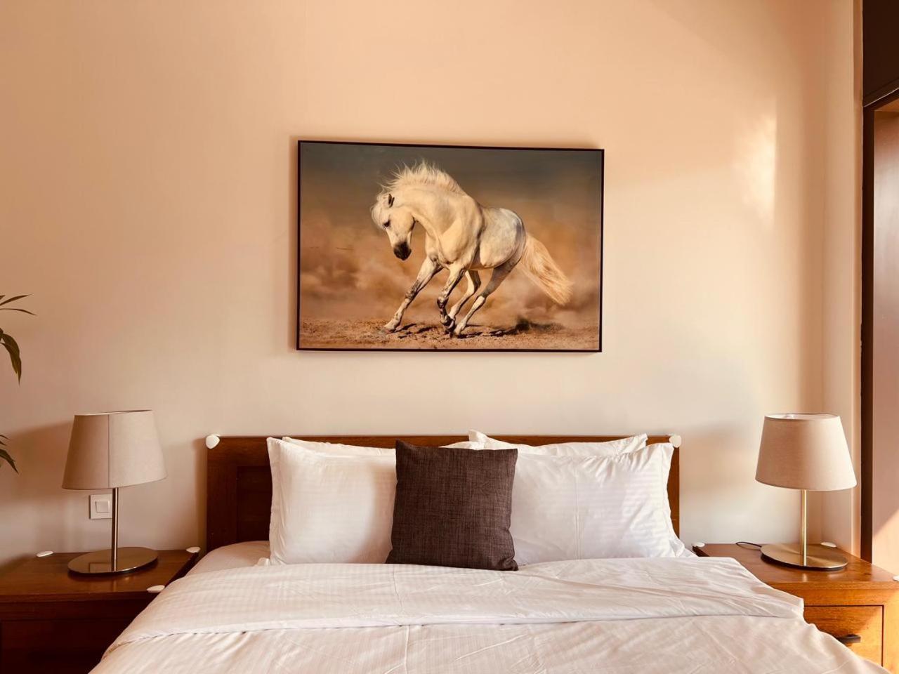 One Guest Place Elegant 1bhk In Bay 01